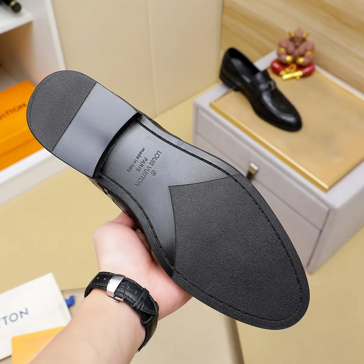 Men's Men's Shoes 💰420 💰[Louis Vuitton] LV high-end business formal leather shoes! ! Luxurious and elegant style, equal emphasis on practicality and style, professional focus on details and quality, counter original 1⃣️: 1⃣️ super accurate reproduction👍🏻! Material: The upper is made of imported original soft 🐂cowhide ➕imported first-layer sheepskin lining. Original anti-slip and wear-resistant outsole! Code number: 39--45, (38.46 custom-made) Large quantities in stock!